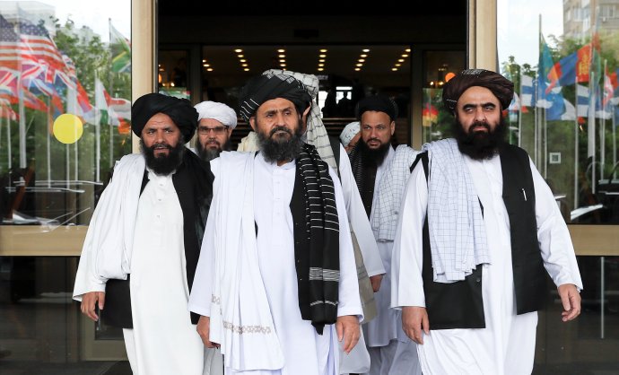 Vyjednavači afghánského radikálního hnutí Tálibán. Uprostřed jejich vedoucí mulla Abdul Ghání Baradar. Foto: Jevgenija Novoženinová, Reuters