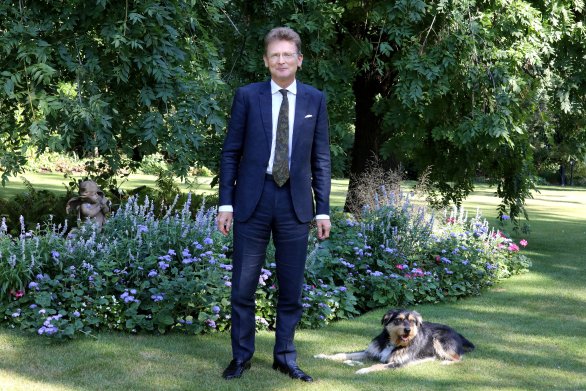 Britský velvyslanec Nick Archer se psem, kterého adoptoval z českého útulku. Foto: Ludvík Hradilek, Deník N