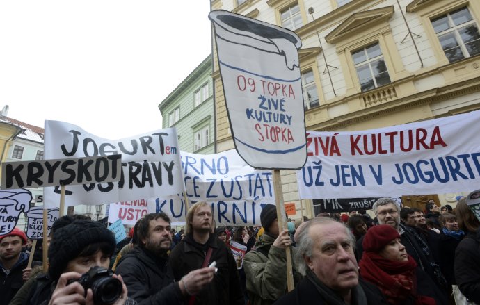 V únoru 2013 uspořádala Iniciativa Zachraňte kulturu před budovou ministerstva demonstraci proti škrtům, které měly zasáhnout oblast grantů na živou kulturu. Ta dodnes zůstává stranou zájmu dosavadních šéfů resortu. Foto: ČTK