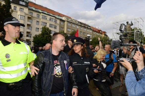 Policie z akce odvezla proruského aktivistu Jiřího Černohorského, který po skončení demonstrace vylezl na lešení a odstranil plachtu. Foto: ČTK