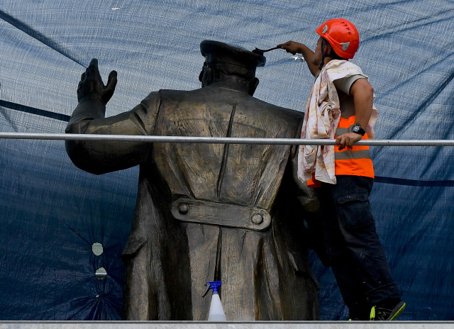 Čištění sochy maršála Koněva, nátěr proti vandalům, nebo lakování minulosti? Foto: ČTK
