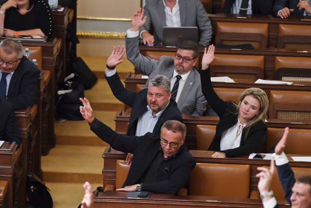 Poslanci hlasují na schůzi Sněmovny o senátní ústavní žalobě na prezidenta Miloše Zemana. Foto: Vít Šimánek, ČTK