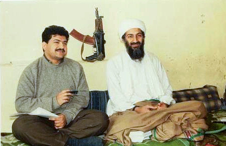 Vůdce Al-Káidy Usáma bin Ládin (vpravo) při rozhovoru s pákistánským novinářem Hámidem Mirem někdy mezi březnem 1997 a květnem 1998. Foto: archiv Hámida Mira
