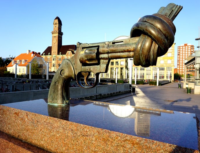 Plastika Nenásilí od Carla Reuterswärda, zpodobnění revolveru Colt Python .357 Magnum se zauzlovanou hlavní. Tento originál stojí v Malmö. Dalších 30 kopií stojí ve městech na čtyřech kontinentech včetně New Yorku. Foto: Arnii, Pixabay