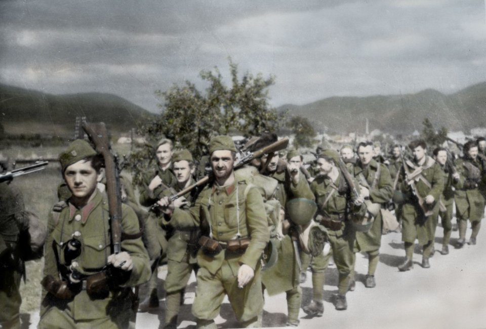 Povstalecká pěchota na přesunu v Turci. Foto: Národní muzeum