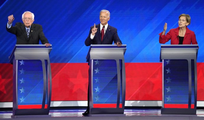 Bernie Sanders, Joe Biden a Elizabeth Warrenová v debatě adeptů z Demokratické strany v texaském Houstonu. Foto: Mike Blake, Reuters