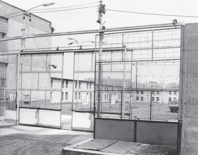 Vstupní brána k ubytovnám vězňů v Minkovicích, 80. léta. Foto: Kabinet dokumentace a historie Vězeňské služby ČR