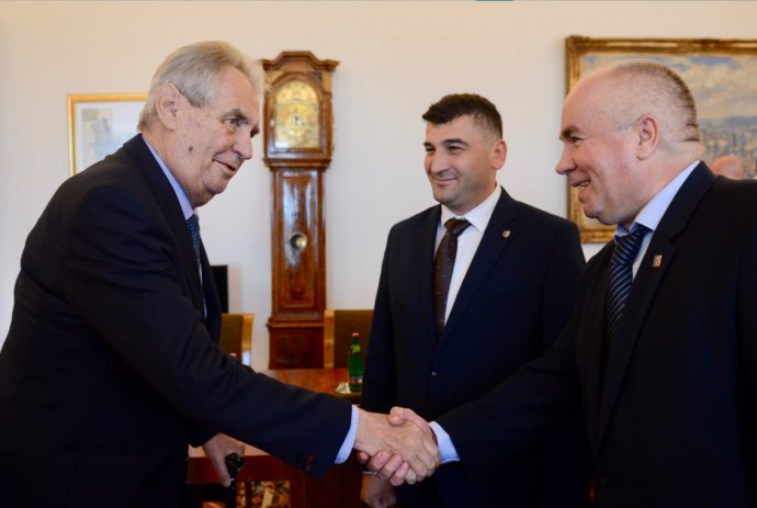 Prezident Miloš Zeman s Mychajlem Ťaskem (uprostřed) a Vasylem Džuhanem (vpravo). Foto: Jiří Ovčáček / Twitter