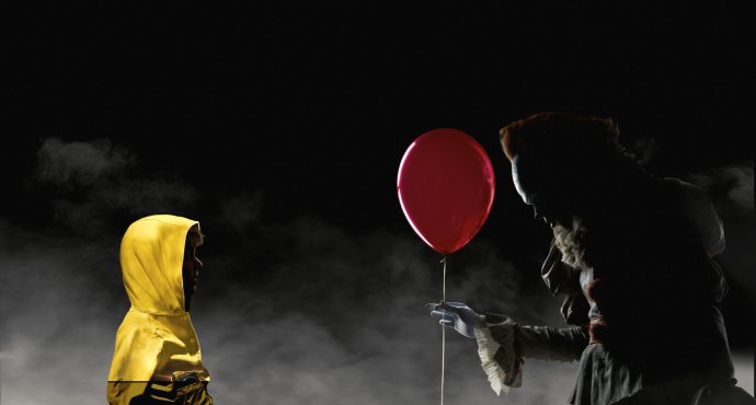 Žlutá pláštěnka, červený balonek a číhající hrůza. Foto: Vertical Entertainment