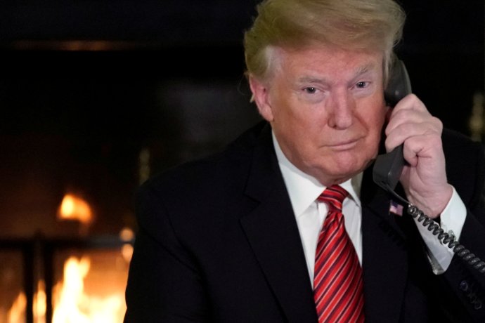 Americký prezident telefonuje během charitativní akce. Foto: Jonathan Ernst, Reuters
