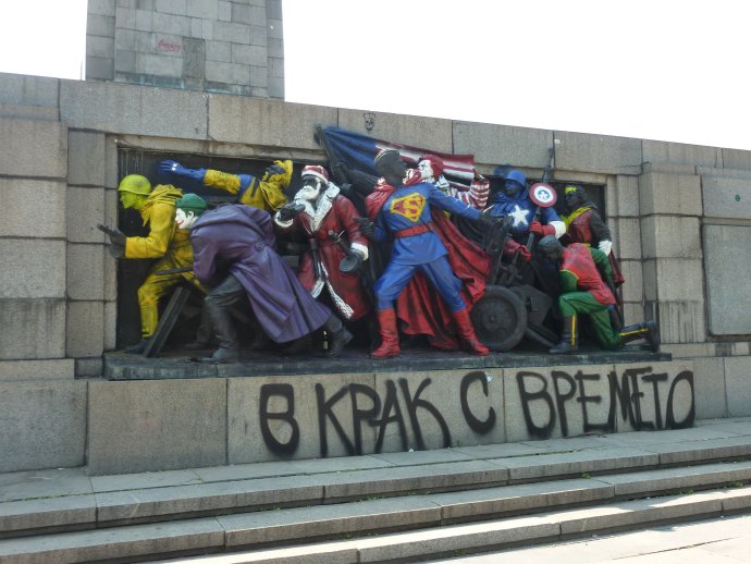 Nejen maršál Koněv v Praze, ale třeba i pomník Rudé armádě v Sofii se občas stává terčem těch, kteří nesouhlasí s jednostranným výkladem dějin. „Držet krok s dobou,“ hlásá nápis v bulharštině. Foto: Ignat Ignev, Wikimedia Commons