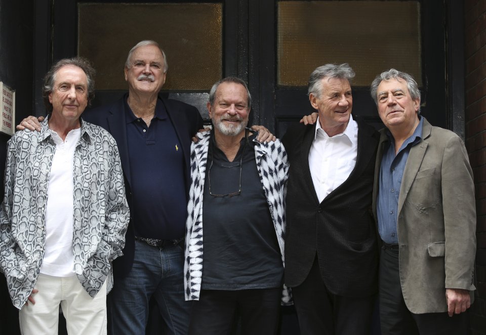 Členové skupiny Monty Python Eric Idle, John Cleese, Terry Gilliam, Michael Palin a Terry Jones (Graham Chapman zemřel v roce 1989) pózují novinářům v Londýně v roce 2014. Foto: Paul Hackett, Reuters