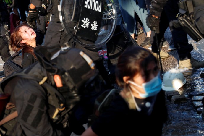 Chaos, násilí, zatýkání a strach v ulicích Hongkongu mezi zprávami o postřelených demonstrantech, v den 70. výročí komunistické Číny. Foto: Tyrone Siu, Reuters