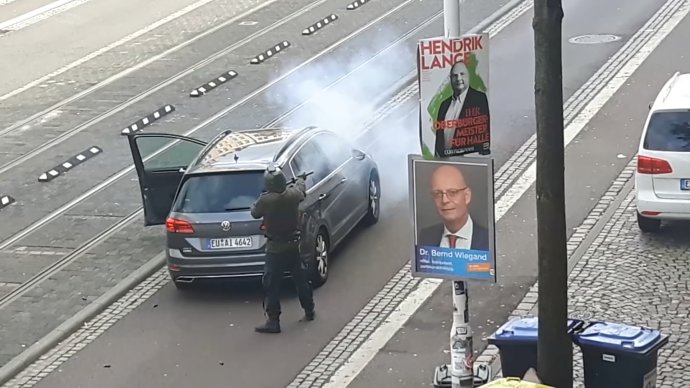 Amatérské video zachytilo střelce v Halle. Zdroj: ATV Studio / Reuters