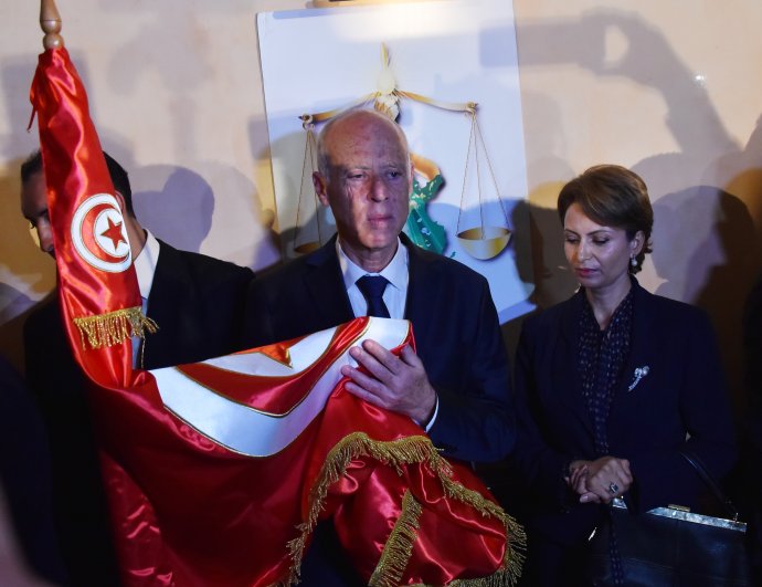 Tuniský prezident zvolený v na arabský svět nezvyklých demokratických volbách Kaís Saíd. Akademik, odborník na ústavní právo, konzervativec přezdívaný Robocop. Foto: Zubejr Suissí, Reuters