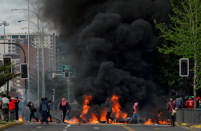 Násilné protesty v Chile donutily prezidenta Sebastiana Piňeru k vyhlášení mimořádného stavu. Concepcion, Chile, 20. 10. 2019. Foto: José Saavedra, Reuters