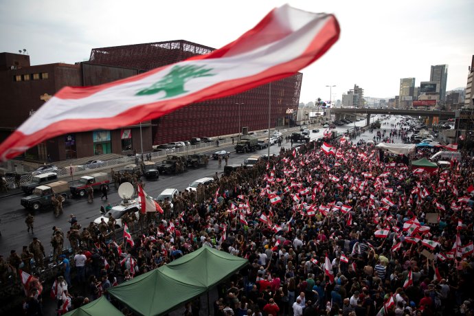 Demonstranti a libanonští vojáci při protivládních protestech v Džal el-Díbu. Foto: Alkis Konstantinidis, Reuters