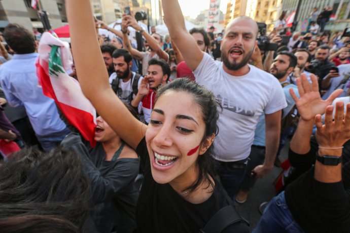 Demonstranti v Bejrútu oslavují demisi libanonského premiéra Saada al-Harírího. Foto: Azíz Tahír, Reuters