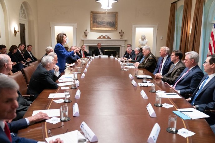 Tento snímek zveřejnil Donald Trump pod názvem „Nervózní Nancy“. Ta si z něj obratem udělala profilovou fotku. „Všechny cesty vedou do Ruska,“ říkala jsem mu ve chvíli, kdy mě vyfotili, řekla Pelosiová poté. Foto: Shealah Craighead, Bílý dům