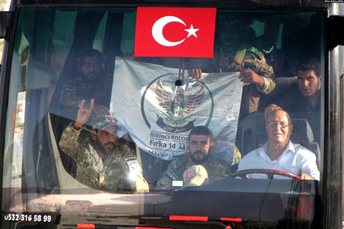 Autobus s protureckými syrskými jednotkami FSA v tureckém konvoji mezi Azezem a Akçakale. Foto: Orhan Erkılıç, Voice of America