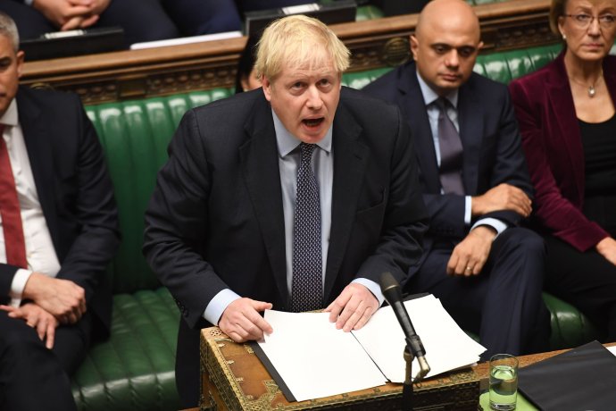 Britský premiér Johnson během projevu k brexitu hledí ke galerii Dolní sněmovny. Foto: UK Parliament