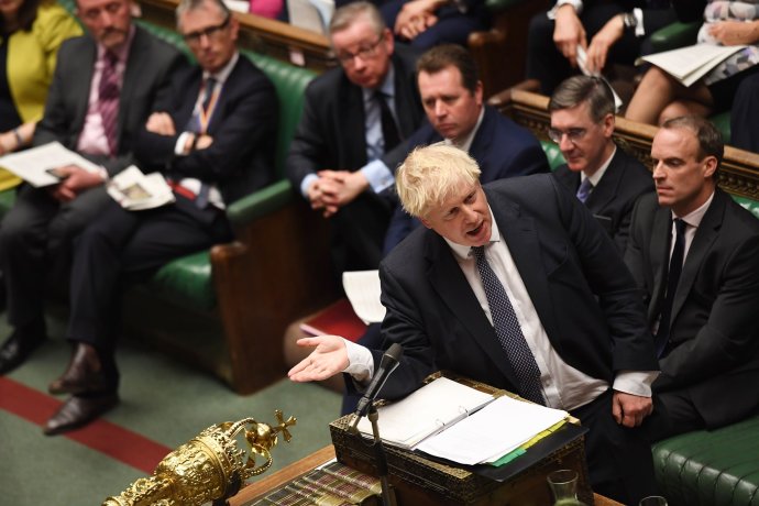 Britský premiér Johnson gestikuluje směrem k opozici v Dolní sněmovně. Foto: Jessica Taylorová, UK Parliament