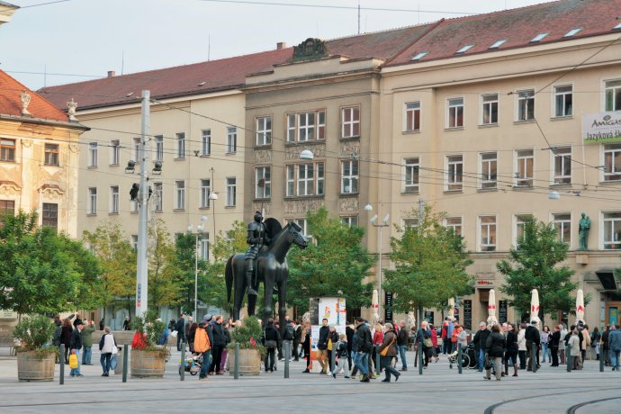 Moravské náměstí v Brně se sochou markraběte Jošta. Foto: Martin Strachoň, Wikimedia Commons