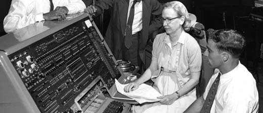 Grace Hopperová u počítače Univac někdy koncem padesátých let. Foto: Public Resource.org