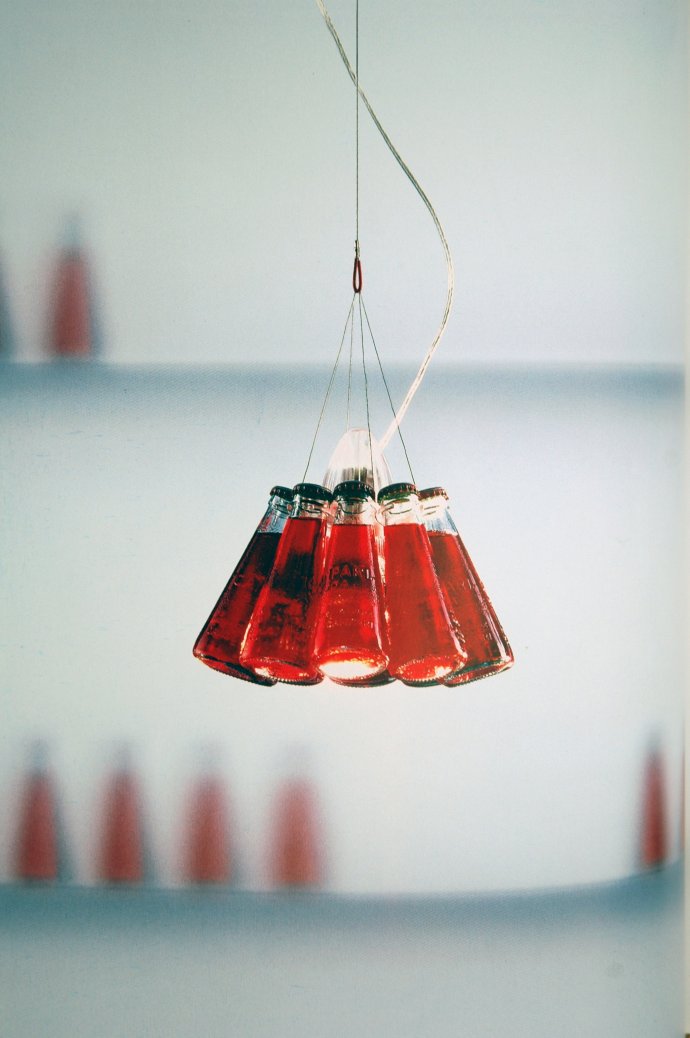 Svítidlo Campari tvoří skutečné lahvičky s aperitivem. Foto: ingo-maurer.com