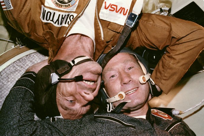 Aleksej Leonov spolu s Donaldem „Deke“ Slaytonem během mise Apollo-Sojuz v roce 1975. Foto: NASA