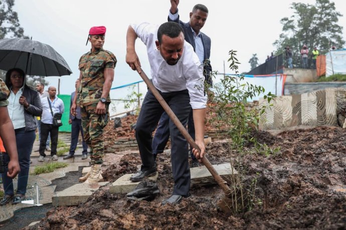 Etiopský premiér a držitel Nobelovy ceny za mír 2019 Abiy Ahmed sází strom v rámci celostátní akce vysazení světově rekordních čtyř miliard stromů Green Legacy. Foto: úřad premiéra, facebook.com/PMOEthiopia