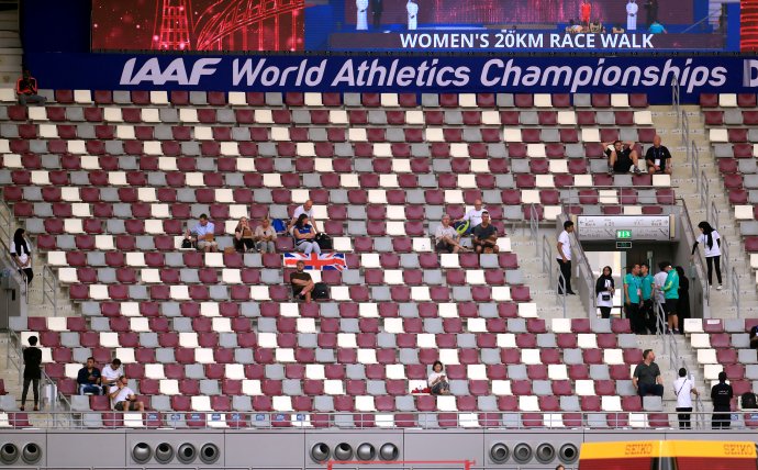 Prázdné tribuny na stadionu v Dauhá. Mistrovství světa v atletice v Kataru moc lidí nepřitáhlo. Foto: ČTK/PA