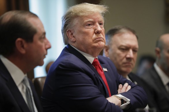 Americký prezident Donald Trump s ministrem zdravotnictví Alexem Azarem (vlevo) a šéfem diplomacie Mikem Pompeem. Foto: Pablo Martinez Monsivais, AP / ČTK