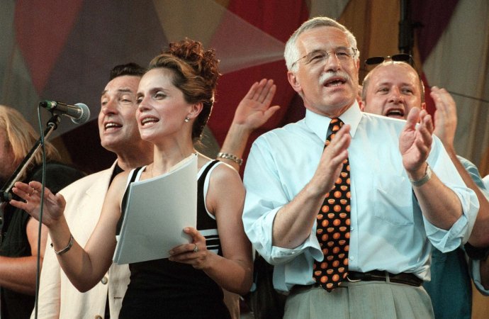 Karel Gott spolu s Lucií Bílou a dalšími populárními zpěváky podpořili v předvolební kampani v roce 1998 Václava Klause a jeho ODS. Foto: ČTK