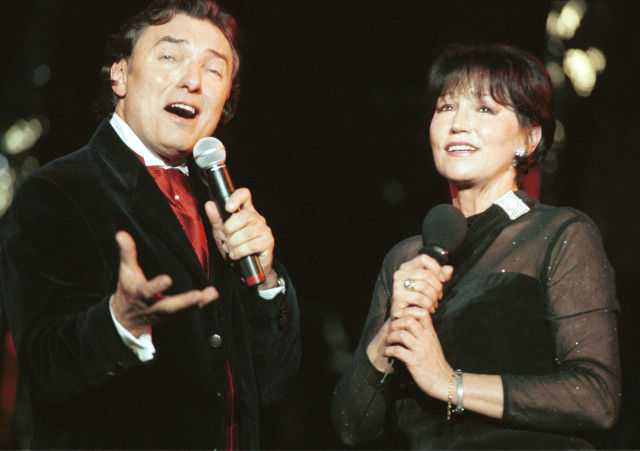 Karel Gott a Marta Kubišová během předvánočního koncertu v Lucerně v roce 1996. Foto: ČTK