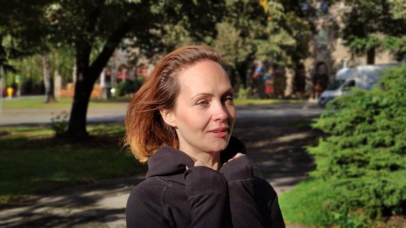 „Ještě mi nebylo patnáct a protloukala jsem se v dost šíleném pražském prostředí feťáků a dalších lidí na dně,“ říká členka sdružení Svoboda učení Michaela Řeřichová. Foto: archiv M. Řeřichové