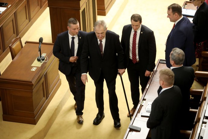 Prezident Zeman už bez asistence neujde takřka žádnou vzdálenost. Foto: Ludvík Hradilek, Deník N