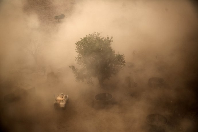 Osada Libe Peulh v Mali, vypálená islamisty. Vozidlo bangladéškého kontingentu mírové mise OSN MINUSMA. Foto: Marco Dormino, MINUSMA