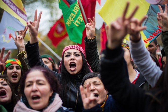 V západních zemích žije dle odhadů asi 1,5 milionu Kurdů, asi polovina z nich v Německu. A svou podporu nezávislému Kurdistánu dávají hlasitě najevo. Foto: ČTK/AP