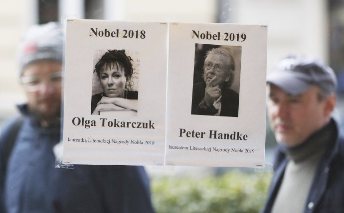Dveře polského knihkupectví zdobí hned v den oznámení nových nobelistů upozornění čtenářům, po jakých knihách se pídit. Foto: Czarek Sokolowski, ČTK/AP