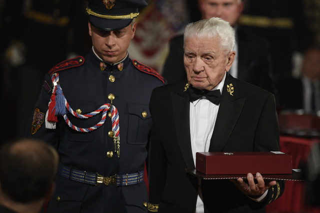 Generál Emil Boček přebírá od prezidenta Miloše Zemana Řád bílého lva. Foto: ČTK