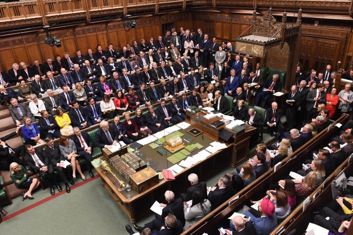 Pohled na britskou Dolní sněmovnu během projevu premiéra Borise Johnsona. Dole v první opoziční lavici poslouchá lídr labouristů Jeremy Corbyn. Foto: UK Parliament