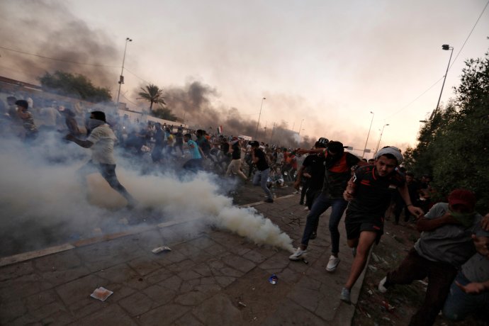 Při protestech mladých Iráčanů proti korupci a Íránu zahynulo v prvním říjnovém týdnu 110 lidí. Bagdád, 5. 10. 2019. Foto: Thaier Al-Sudani, Reuters