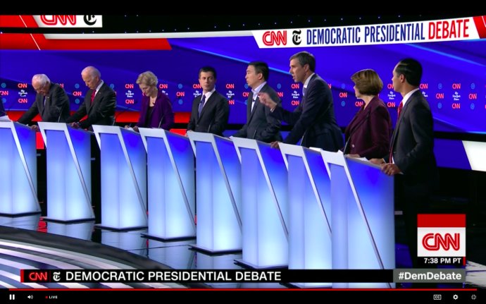 V pořadí šestá debatní noc potenciálních kandidátů na prezidenta se tentokrát konala v Ohiu. Na čas zvítězila Elizabeth Warrenová, která z ostatních kandidátů mluvila nejdéle. Reprofoto: CNN