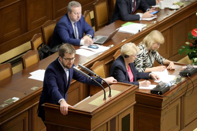 Šéf pirátských poslanců Jakub Michálek svým pozměňovacím návrhem požadujícím nezvyšování renty pro exprezidenty naštval šéfa lidovců Mariana Jurečku. Foto: Ludvík Hradilek, Deník N