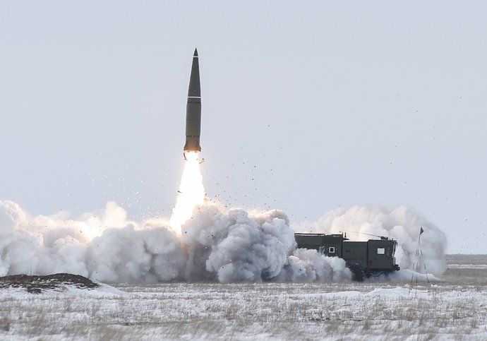 Cvičný odpal střely Iskander-M. Tyto rakety, které Rusko už na Ukrajinu poslalo, mohou nést i taktické jaderné hlavice. Foto: Ministerstvo obrany Ruské federace