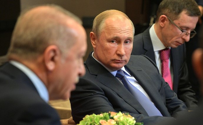 Prezidenti Turecka a Ruska, Erdogan a Putin, se v říjnu v Soči dohodli na zastavení turecké vojenské operace v severní Sýrii, ve středu ráno už byly v oblasti ruské jednotky. Zdroj: Kremlin.ru