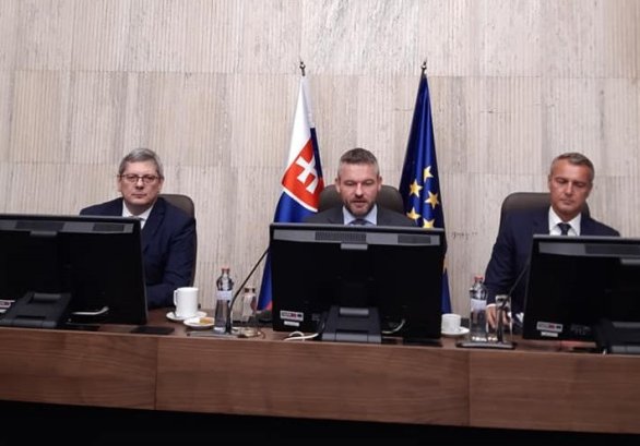 Slovenský premiér Peter Pellegrini (Smer) před novináři utekl. Jeho mluvčí je pak peskovala za to, že se ptají, tedy že dělají svoji práci. Zasedání vlády 9. 10. 2019. Foto: Jana Ustohalová, Deník N