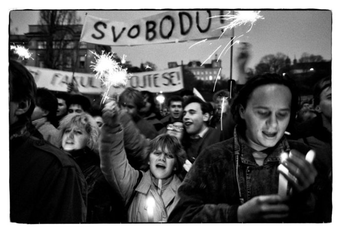 Pořadatelé vyzývají, ať se dav z Albertova přemístí na Vyšehrad. Lidé začínají skandovat: „Ať žije Havel!“ Chtějí svobodné volby. Foto: Tomki Němec/400ASA