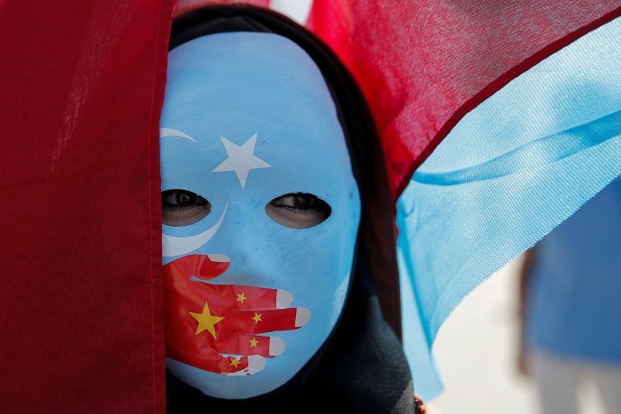 „Přečetl jsem spoustu článků o tom, co Čína provádí muslimským Ujgurům. Ale nechtělo se mi jen tak věřit, že je to všechno pravda. Chtěl jsem se přesvědčit na vlastní oči." Snímek je z červnové demonstrace ujgurských aktivistů v Ósace. Foto: Huseyin Aldemir, Reuters
